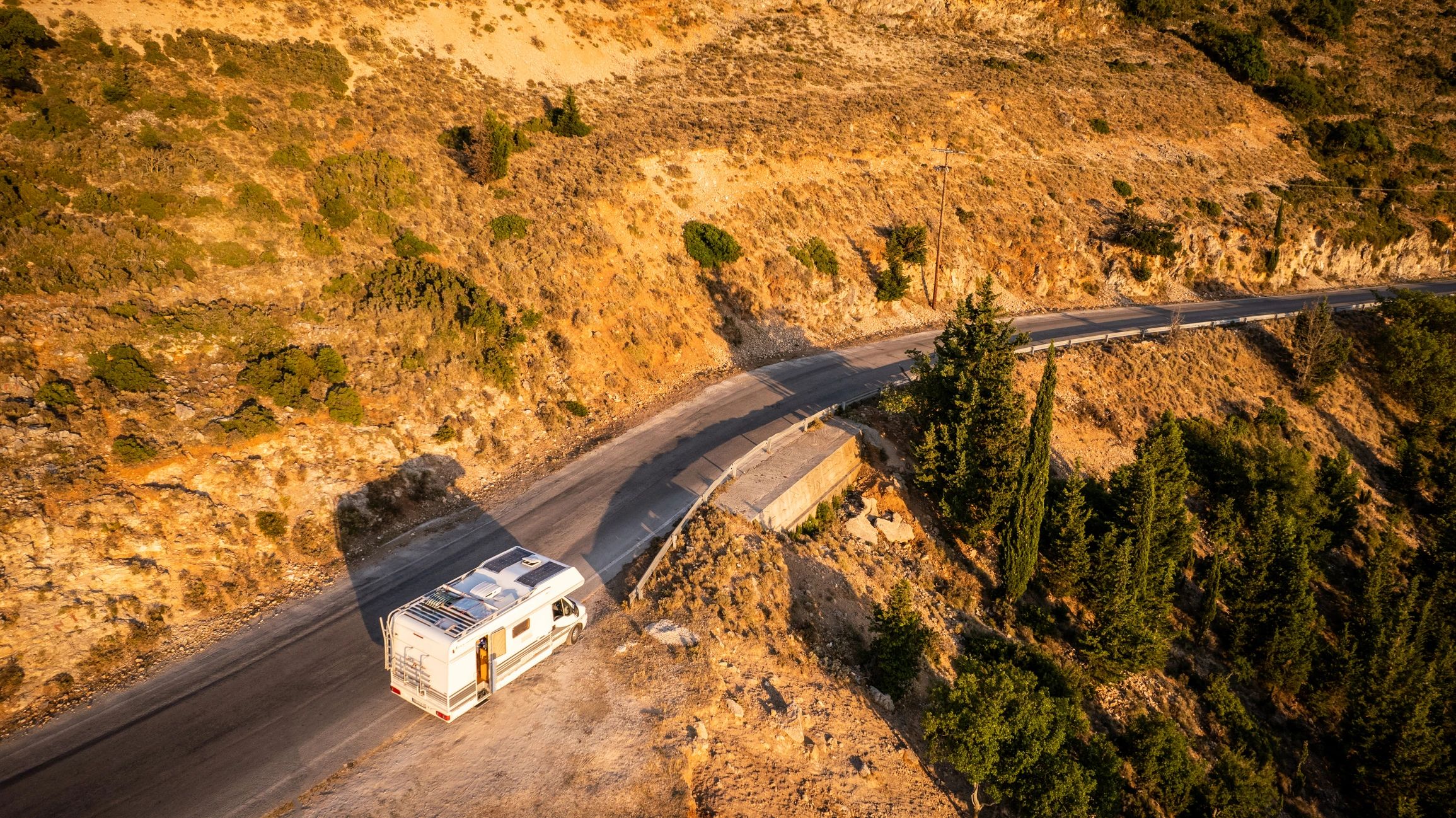 Camper estacionado junto a la carretera durante un viaje
